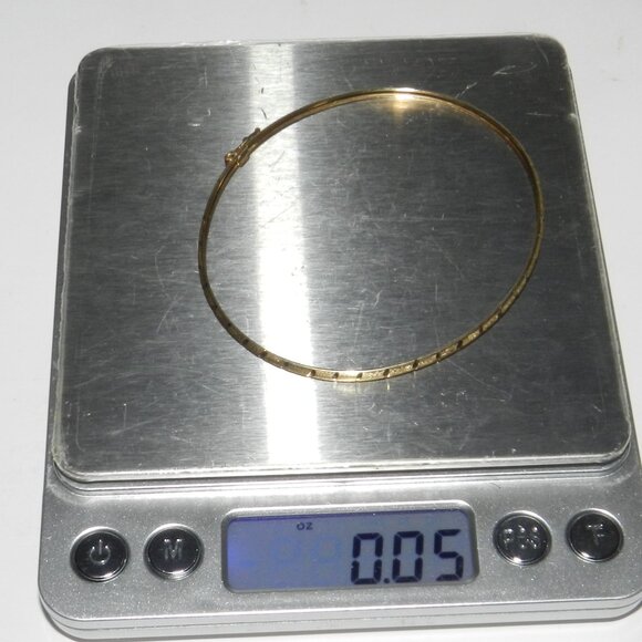 Bracelet 10K Yellow Gold Bangle with Hinged Safety Clasp - Picture 11 of 11